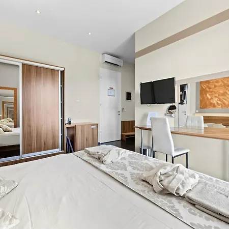 Modern Oasiss By Istrabook Hotel