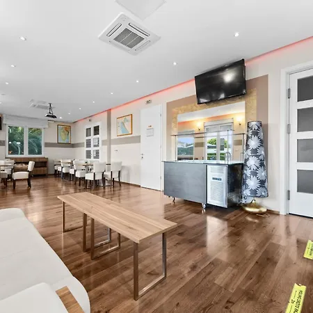 Modern Oasiss Hotel Pula
